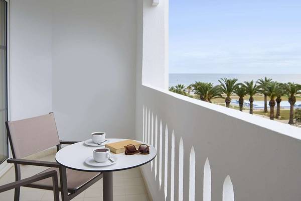 Balkon des Iberostar Selection Kantaoui Bay Hotels mit Meerblick und Sonnenschirmen