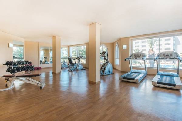 Fitnesscenter im Iberostar Selection Kantaoui Bay Hotel mit Laufbändern, Hanteln und anderen Geräten.