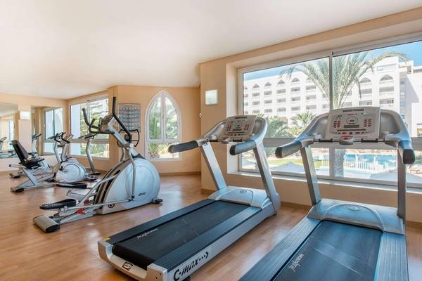 Fitnessraum im Iberostar Selection Kantaoui Bay Hotel mit Blick auf den Pool
