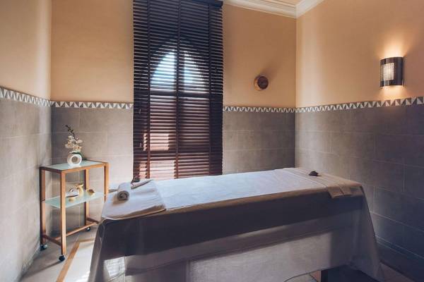 Massageraum im Iberostar Selection Kantaoui Bay Hotel mit geschlossenen Jalousien und einem Bett.
