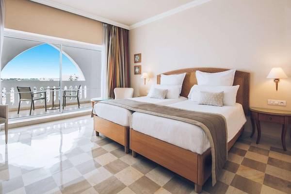Doppelbettzimmer im Iberostar Selection Kantaoui Bay Hotel mit Balkon und Meerblick