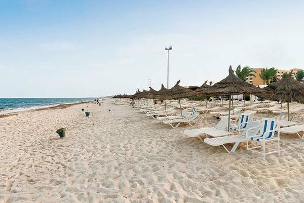 Sandiger Strand des Sentido Bellevue Park Hotels mit Liegen und Sonnenschirmen.