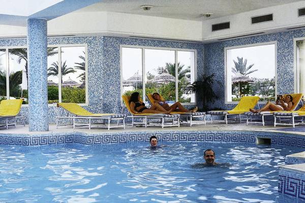 Schwimmbecken im Sentido Bellevue Park Hotel mit Personen, die sich entspannen und schwimmen.