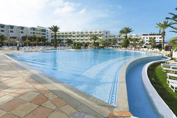 Außenpool des Sentido Bellevue Park Hotels mit vielen Liegestühlen und Sonnenschirmen.