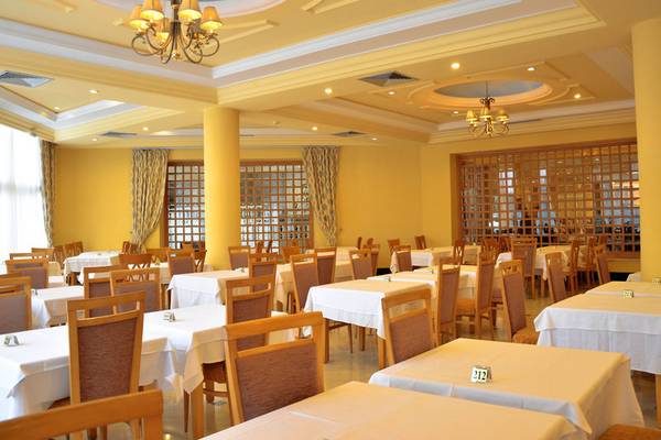 Innenansicht des Restaurants im Sentido Bellevue Park Hotel mit gedeckten Tischen und Stühlen.