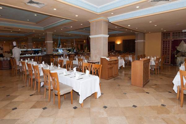 Innenansicht des Restaurants im Sentido Bellevue Park Hotel mit gedeckten Tischen und Stühlen.