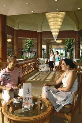 Lobby-Lounge im Sentido Bellevue Park Hotel mit Gästen und Angestellten.