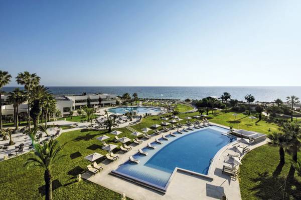 Aussenbereich des Iberostar Selection Diar El Andalous Resorts mit Swimmingpool und Palmen