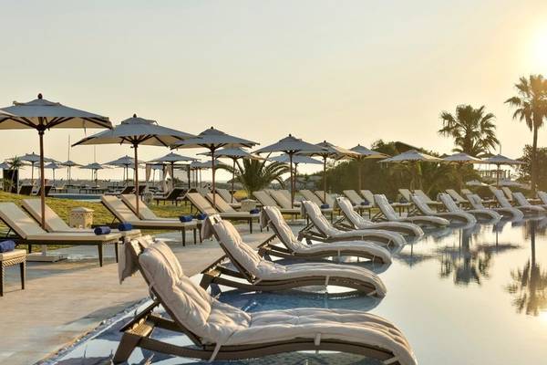 Pool mit Liegestühlen und Sonnenschirmen im Iberostar Selection Diar El Andalous Hotel.