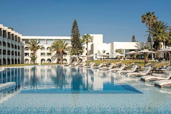 Außenpool mit Loungeliegen und Palmen im Iberostar Selection Diar El Andalous Hotel