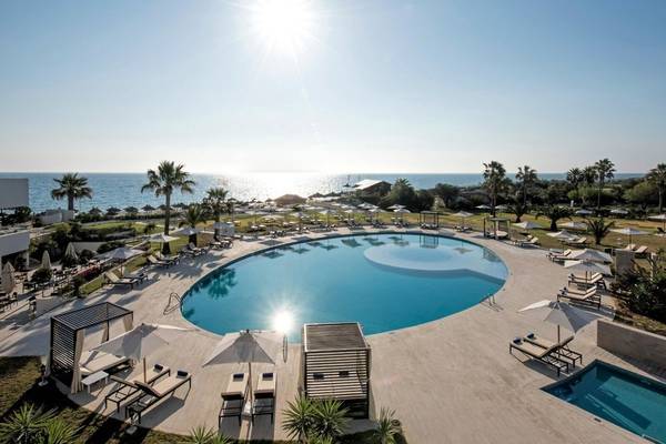Hotel Iberostar Selection Diar El Andalous mit Swimmingpool und Meerblick.