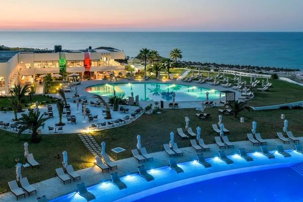 Außenansicht des Iberostar Selection Diar El Andalous Resort mit Swimmingpool und Meerblick.