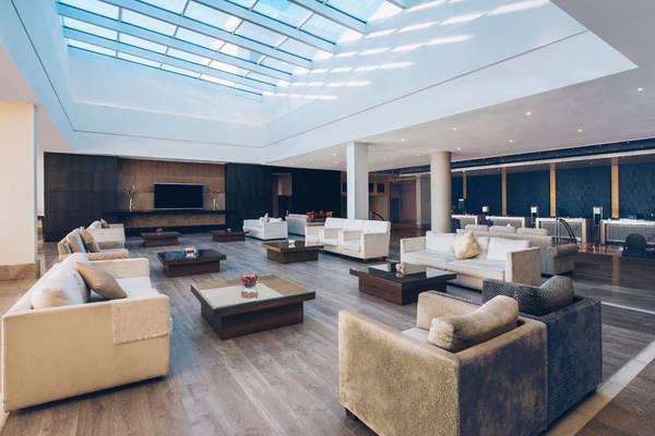 Lobby des Iberostar Selection Diar El Andalous Hotels mit Glasdach, Sofas und Tischen