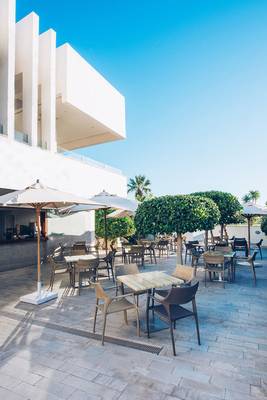 Außenterrasse des Iberostar Selection Diar El Andalous Hotels mit Tischen und Stühlen