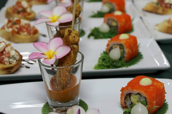 Vorspeisen-Buffet im Banana Fan Sea Resort mit verschiedenen Gerichten wie Sushi und gegrilltem Gemüse.