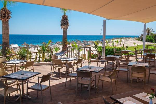 Außenterrasse des Iberostar Selection Diar El Andalous Hotel mit Blick auf den Strand und das Meer