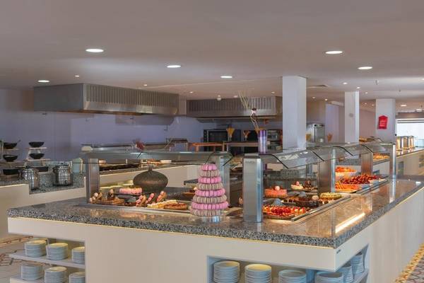Buffetbereich im Iberostar Selection Diar El Andalous Hotel mit verschiedenen Desserts und Speisen.
