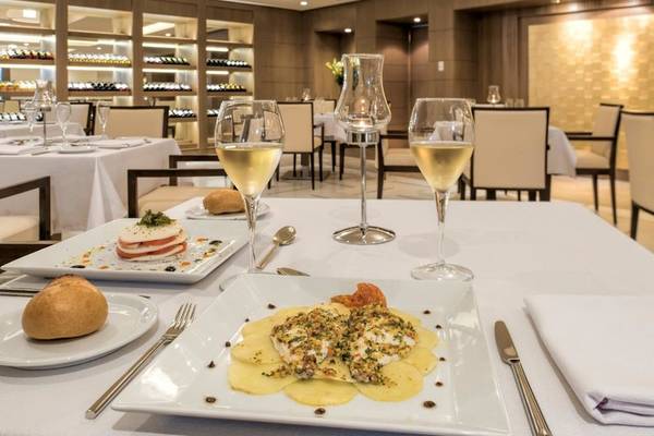 Speisesaal des Iberostar Selection Diar El Andalous mit gedeckten Tischen und Getränken.