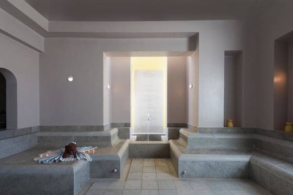 Saunabereich im Iberostar Selection Diar El Andalous Hotel mit grauen Stufen und zentraler Lichtquelle.