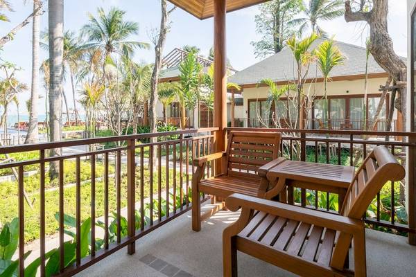 Ein Balkon des Banana Fan Sea Resort mit Blick auf das Meer und Palmen