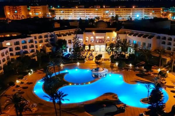 Nachtansicht des Mahdia Palace Thalasso Hotels mit beleuchtetem Pool und Gebäuden