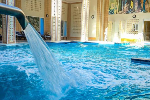 Ein blaues Wasser spritzt aus einer Düse in den Pool im Mahdia Palace Thalasso.