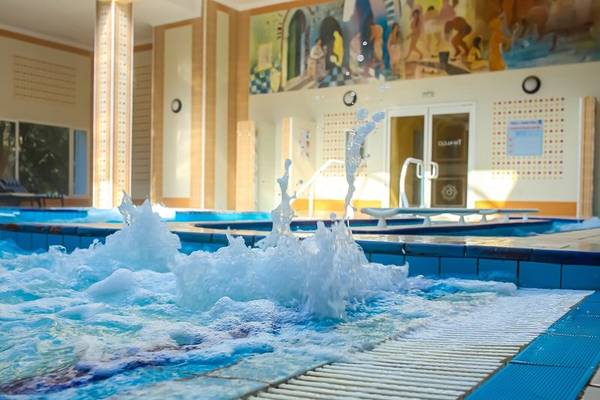 Schwimmbecken im Mahdia Palace Thalasso mit spritzendem Wasser