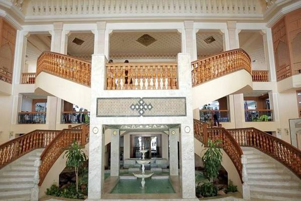 Empfangsbereich des Mahdia Palace Thalasso Hotels mit Wasserbrunnen und Treppen