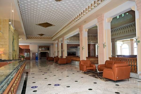 Lobby des Mahdia Palace Thalasso Hotels mit Marmorboden und Ledersofas