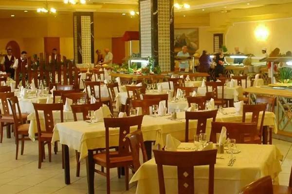Innenansicht des Restaurants im Mahdia Palace Thalasso Hotel mit gedeckten Tischen und Stühlen.