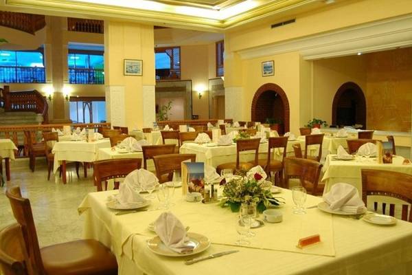Innenansicht des Restaurants im Mahdia Palace Thalasso Hotel mit gedeckten Tischen und Stühlen.