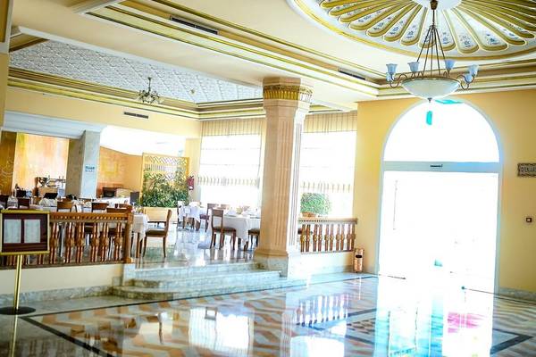 Innenbereich des Mahdia Palace Thalasso Hotels mit Restaurant, hohen Decken und architektonischen Details.