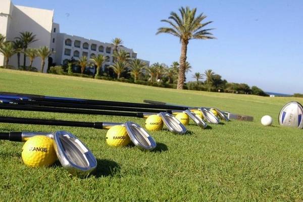 Golfschläger und Bälle auf dem Golfplatz im Mahdia Palace Thalasso Hotel