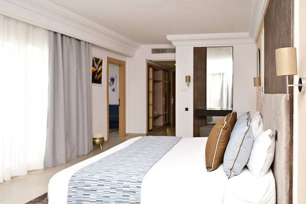 Schlafzimmer im Mahdia Palace Thalasso Hotel mit einem großen Bett und Dekor