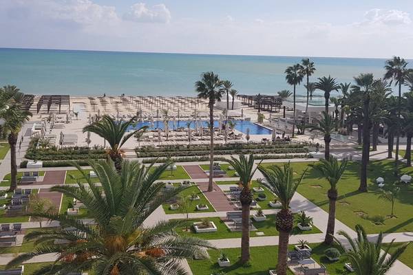Luftaufnahme des Orangers Garden Villas & Bungalows Resorts mit Pool, Palmen und Strand