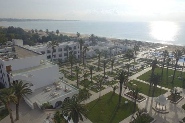Obersicht des Orangers Garden Villas & Bungalows Hotels mit Blick auf das Meer.