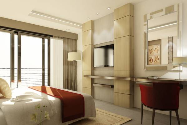 Modernes Schlafzimmer im The Orangers Garden Villas & Bungalows mit großem Bett, Schreibtisch und roter Stuhl