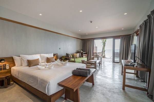 Ein modernes Hotelzimmer im Banana Fan Sea Resort mit zwei Betten, Dekor und Meerblick.