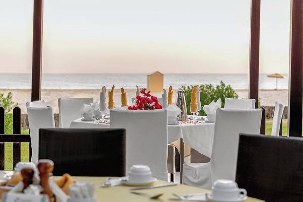 Restauranttisch im Aldiana Club Djerba Atlantide mit Meerblick