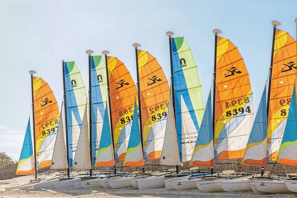 Reihe von bunten Katamaranen am Strand des Aldiana Club Djerba Atlantide