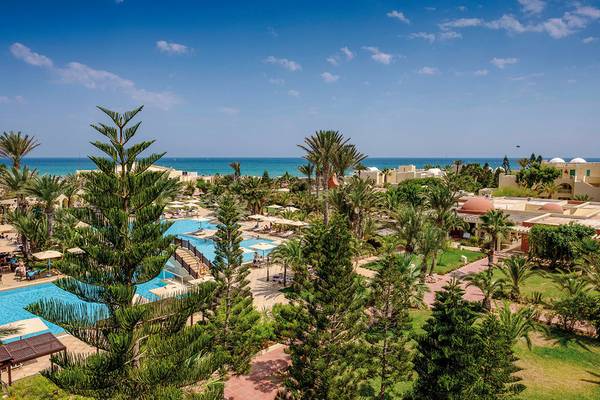 Aussicht auf das Aldiana Club Djerba Atlantide Hotel mit Swimmingpool und Meer