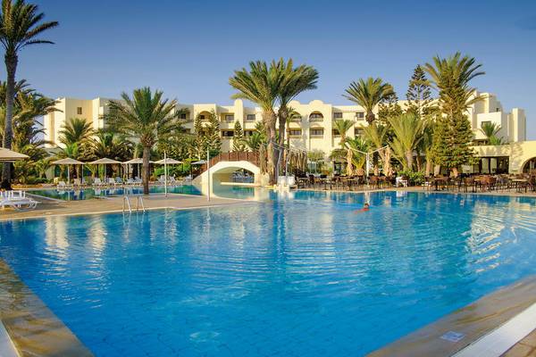 Außenpool des Aldiana Club Djerba Atlantide mit Brücke und Gebäuden im Hintergrund