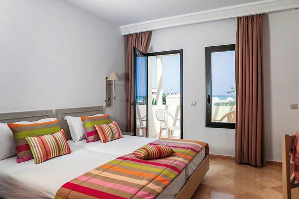 Doppelzimmer im Aldiana Club Djerba Atlantide mit Balkon und Meerblick.