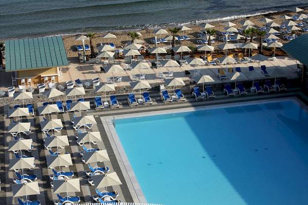 Luftaufnahme des Arina Beach Resorts mit vielen Sonnenschirmen und Liegen am Pool.