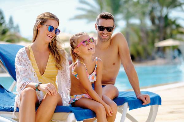 Familie im Aldiana Club Djerba Atlantide, die am Pool sitzt