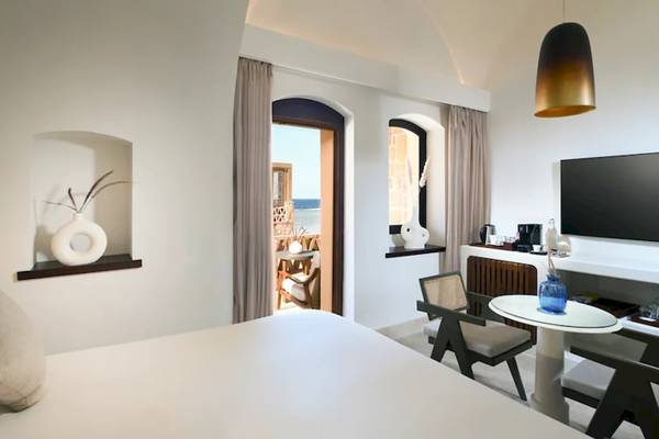 Innenansicht eines Hotelzimmers im Mövenpick Resort El Quseir mit Blick auf das Meer.