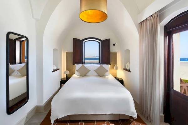 Innenansicht eines modernen Schlafzimmers im Mövenpick Resort El Quseir mit Blick auf das Meer.