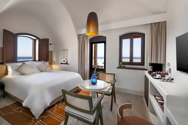 Suite-Innenansicht im Mövenpick Resort El Quseir mit Blick auf das Meer.