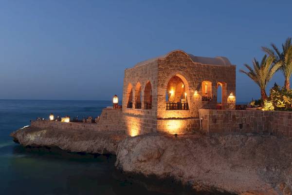 Mövenpick Resort El Quseir Außenbereich bei Nacht mit Beleuchtung und Blick auf das Meer