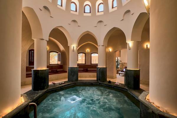 Innenpool des Mövenpick Resorts El Quseir mit runden Bögen und Wasser
